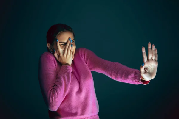 Detailní záběr portrét mladé šílené vyděšené a šokované ženy izolované na tmavém pozadí — Stock fotografie