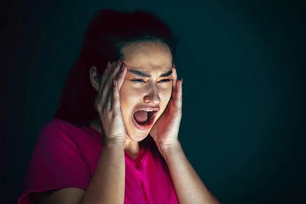 Primer plano retrato de joven loca asustada y sorprendida mujer aislada sobre fondo oscuro — Foto de Stock