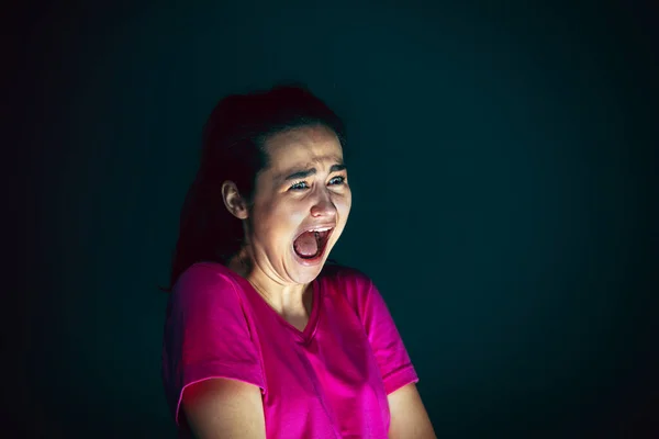 Detailní záběr portrét mladé šílené vyděšené a šokované ženy izolované na tmavém pozadí — Stock fotografie