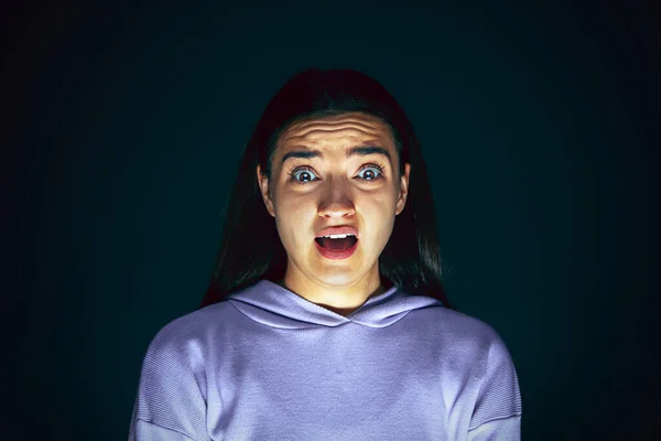 Közelkép portré fiatal őrült ijedt és megdöbbent nő elszigetelt sötét háttér — Stock Fotó