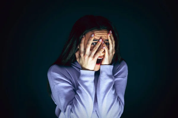 Primer plano retrato de joven loca asustada y sorprendida mujer aislada sobre fondo oscuro — Foto de Stock