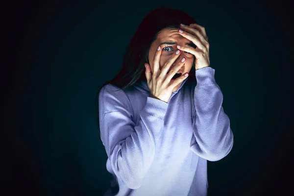 Close up retrato de jovem louca assustada e chocada mulher isolada no fundo escuro — Fotografia de Stock