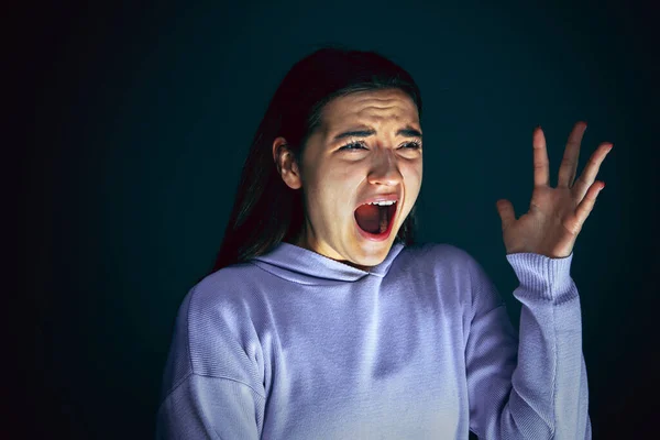 Nahaufnahme Porträt der jungen verrückten verängstigten und schockierten Frau isoliert auf dunklem Hintergrund — Stockfoto