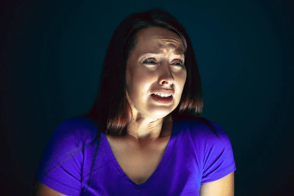 Ritratto ravvicinato di giovane donna spaventata e scioccata isolata su sfondo scuro — Foto Stock