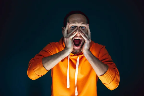 Close-up portret van gek bang en geschokt man geïsoleerd op donkere achtergrond — Stockfoto