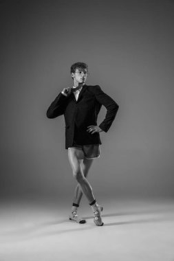 Genç, modaya uygun, ceketli ve çoraplı bir adam evde çalışıyor. Koronavirüs salgınının izolasyon nedeni sırasında moda.