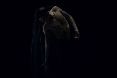 Karanlık stüdyo arka planında izole edilmiş zarif klasik bale dansçısı. Zarafet, sanatçı, hareket, aksiyon ve hareket konsepti.