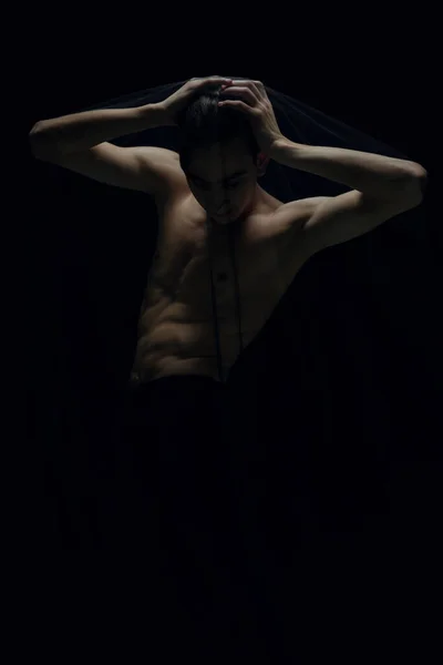 Karanlık stüdyo arka planında izole edilmiş zarif klasik bale dansçısı. Zarafet, sanatçı, hareket, aksiyon ve hareket konsepti. — Stok fotoğraf