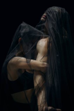 Siyah stüdyo arka planında izole edilmiş zarif klasik bale dansçıları. Zarafet, sanatçı, hareket, aksiyon ve hareket konsepti.