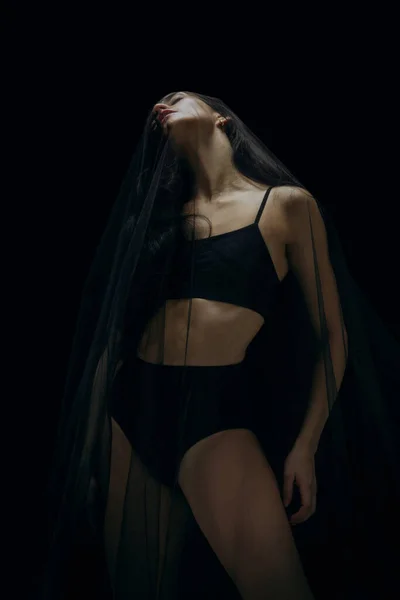 Изящная классическая балетная танцовщица, выделенная на фоне черной студии. Изящество, художник, движение, действие и концепция движения. — стоковое фото