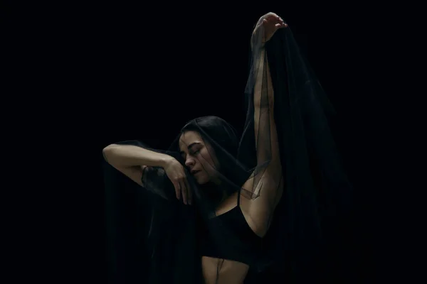 Elegante bailarina clásica de ballet aislada sobre fondo de estudio negro. La gracia, artista, movimiento, acción y concepto de movimiento. —  Fotos de Stock