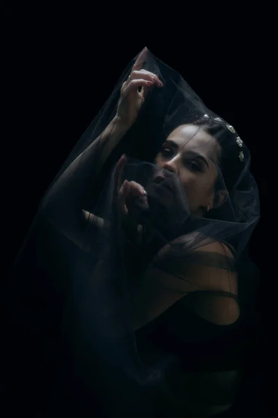 Изящная классическая балетная танцовщица, выделенная на фоне черной студии. Изящество, художник, движение, действие и концепция движения. — стоковое фото