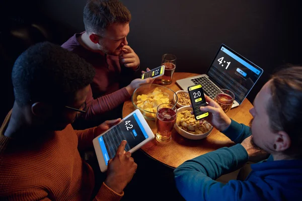 Aufgeregte Fans mit mobiler App für Wetten und Tore auf ihren Geräten. Glücksspiel, Emotionen — Stockfoto