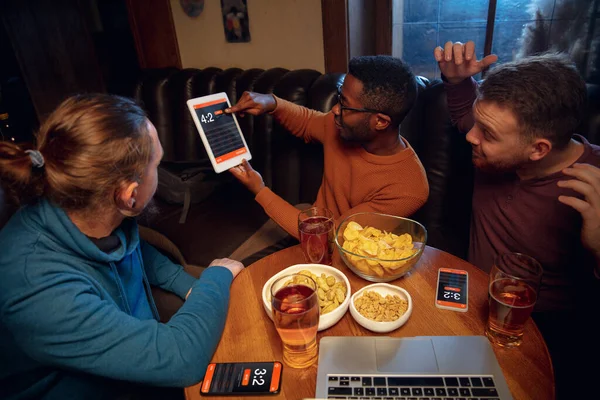 Spannende fans met mobiele app voor wedden en scoren op hun apparaten. Gokken, emoties — Stockfoto