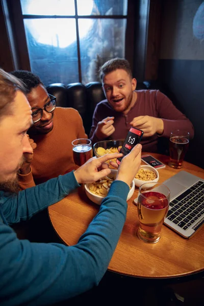 Spannende fans met mobiele app voor wedden en scoren op hun apparaten. Gokken, emoties — Stockfoto