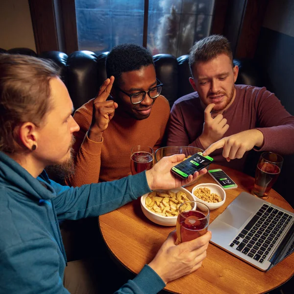 Spannende fans met mobiele app voor wedden en scoren op hun apparaten. Gokken, emoties — Stockfoto