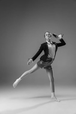 Ceket ve çorap giyen şık, genç bir bayan evde çalışıyor. Koronavirüs salgınının izolasyon nedeni sırasında moda.