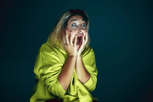 Gros plan portrait de jeune folle effrayée et choquée femme isolée sur fond sombre — Photo