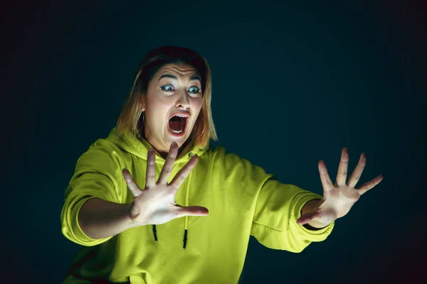 Gros plan portrait de jeune folle effrayée et choquée femme isolée sur fond sombre — Photo