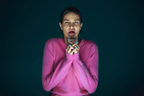 Gros plan portrait de jeune folle effrayée et choquée femme isolée sur fond sombre — Photo