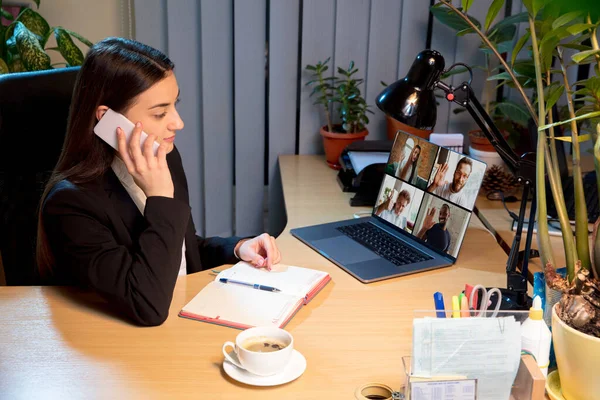 Giovane donna che parla, lavora durante la videoconferenza con i colleghi a casa — Foto Stock