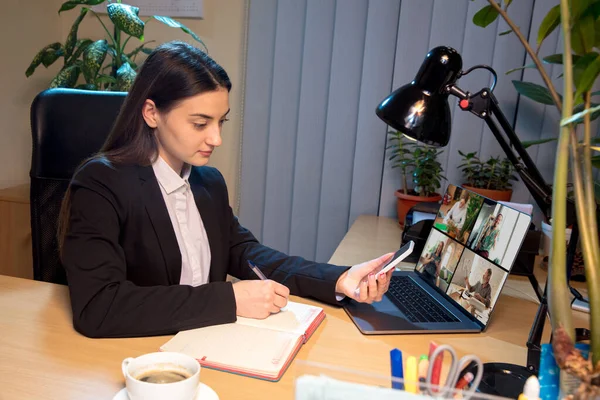 Młoda kobieta rozmawia, pracuje podczas wideokonferencji z kolegami w domu — Zdjęcie stockowe