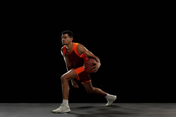 젊은 아프리카 농구 선수 흑인 스튜디오 배경 훈련. — 스톡 사진