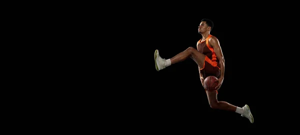 黑人工作室背景下的年轻非洲篮球运动员训练. — 图库照片