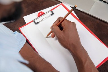 Evde çevrimiçi İngilizce kursları. Oturma odasının içinde öğrencilere uzaktan eğitim verirken erkeklerin ellerini kapat.