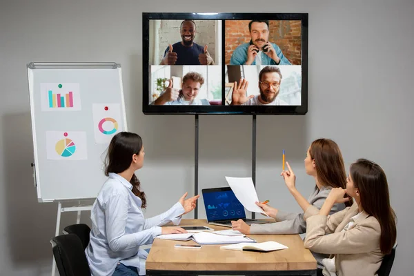 Jeunes femmes parlant, travaillant pendant la vidéoconférence avec des collègues au bureau ou dans le salon — Photo