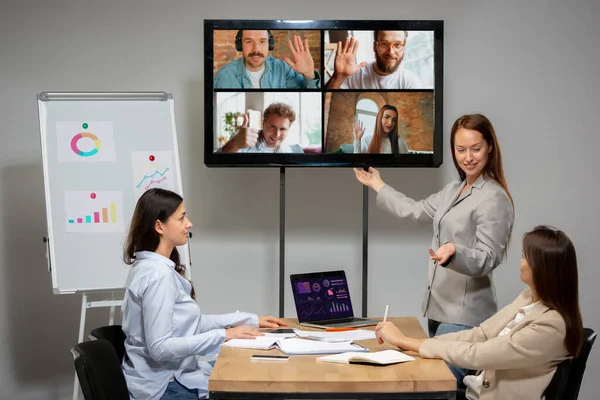 Mulheres jovens conversando, trabalhando durante videoconferência com colegas no escritório ou na sala de estar — Fotografia de Stock