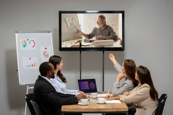 Gençler konuşuyor, video konferansında iş arkadaşlarıyla ya da oturma odasında çalışıyor — Stok fotoğraf