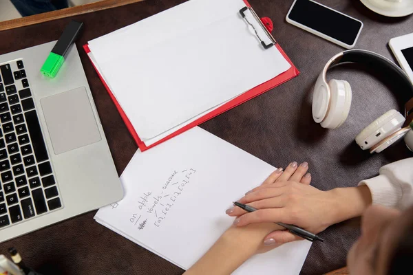 Cursos de inglés en casa. Cerrar las manos del profesor y el estudiante durante la lección en el interior de la sala de estar. — Foto de Stock