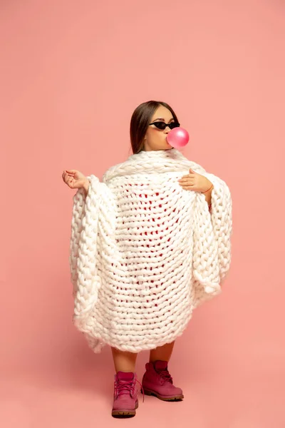 Blank vrouw inclusief model poseren op roze studio achtergrond in stijlvolle outfit — Stockfoto