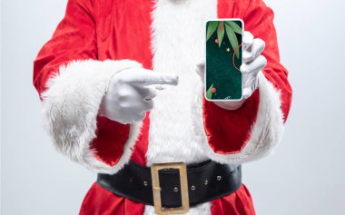Ekranda şık dekorasyonlu Noel Baba 'nın ellerini kapat. Kopyalama alanı.