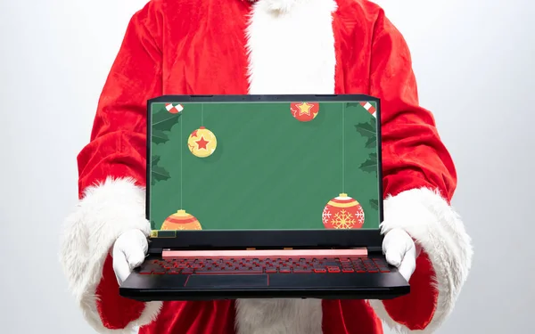 Cerca de las manos de Santa Claus dispositivo de retención con una decoración elegante en la pantalla, copyspace — Foto de Stock