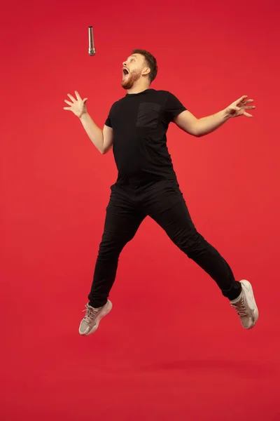 Retrato de comprimento total de jovem bem-sucedido salto alto homem gesto isolado no fundo do estúdio vermelho — Fotografia de Stock