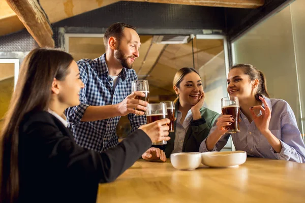 Gelukkige collega 's vieren bedrijfsevenement na gespannen werkdag. Kijk blij, vriendelijk, vrolijk — Stockfoto