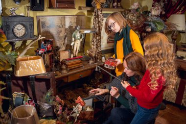 Neşeli aile, anne ve çocuklar ev dekorasyonu ve bayram hediyelerini ev eşyaları dükkanında arıyorlar.