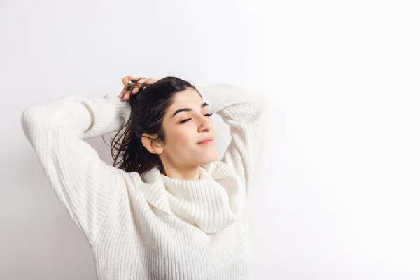 Retrato de una hermosa mujer aislada sobre fondo blanco del estudio. Confort, cálido en concepto de invierno — Foto de Stock