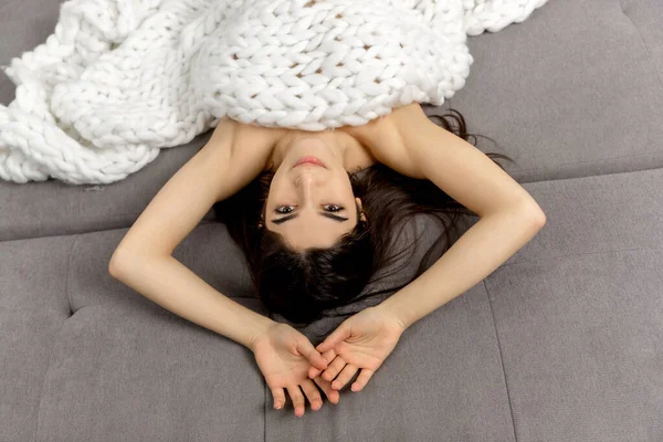 Retrato de mulher bonita isolado no fundo do estúdio branco. Conforto, quente no conceito de inverno — Fotografia de Stock