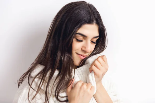 Portret van een mooie vrouw geïsoleerd op witte studio achtergrond. Comfort, warm in de winter concept — Stockfoto