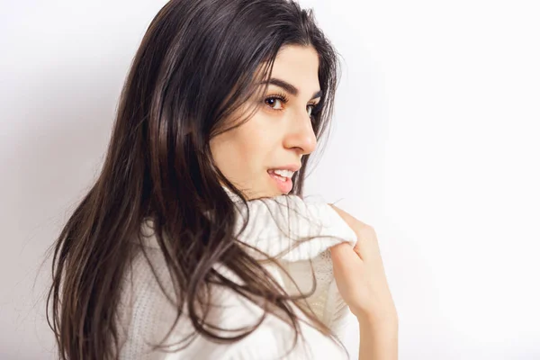 Retrato de una hermosa mujer aislada sobre fondo blanco del estudio. Confort, cálido en concepto de invierno —  Fotos de Stock