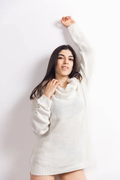 Retrato de una hermosa mujer aislada sobre fondo blanco del estudio. Confort, cálido en concepto de invierno —  Fotos de Stock