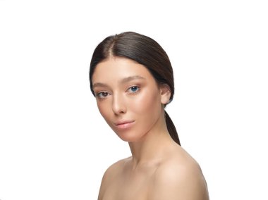 Beyaz stüdyo arka planında heterokromisi olan güzel beyaz kadın.