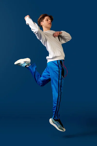 Παλιομοδίτης νεαρός που χορεύει απομονωμένος σε μπλε φόντο — Φωτογραφία Αρχείου
