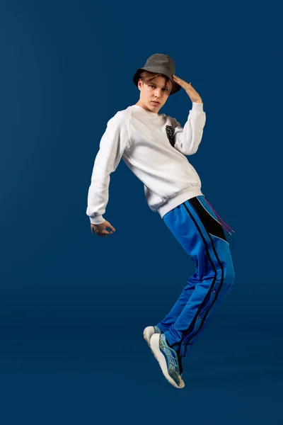 Vecchio stile giovane uomo che balla isolato su sfondo blu — Foto Stock