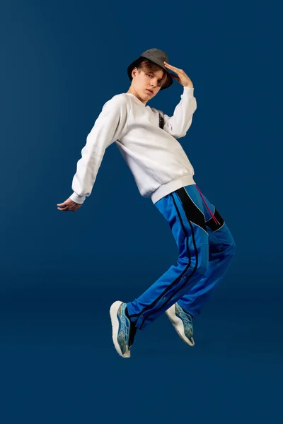 Old-school jongeman dansen geïsoleerd op blauwe achtergrond — Stockfoto