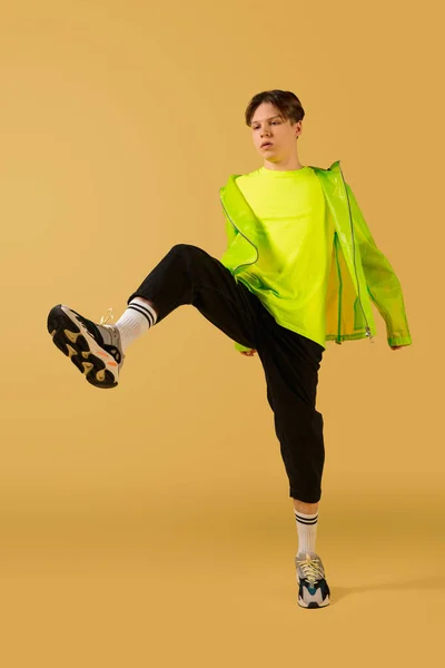 Velha escola moda jovem dançando isolado no fundo amarelo — Fotografia de Stock