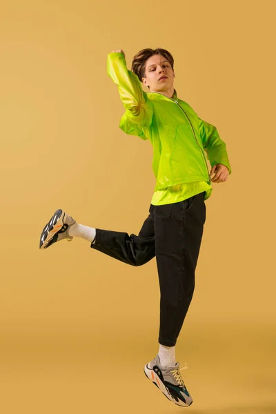 Jeune homme à l'ancienne dansant isolé sur fond jaune — Photo